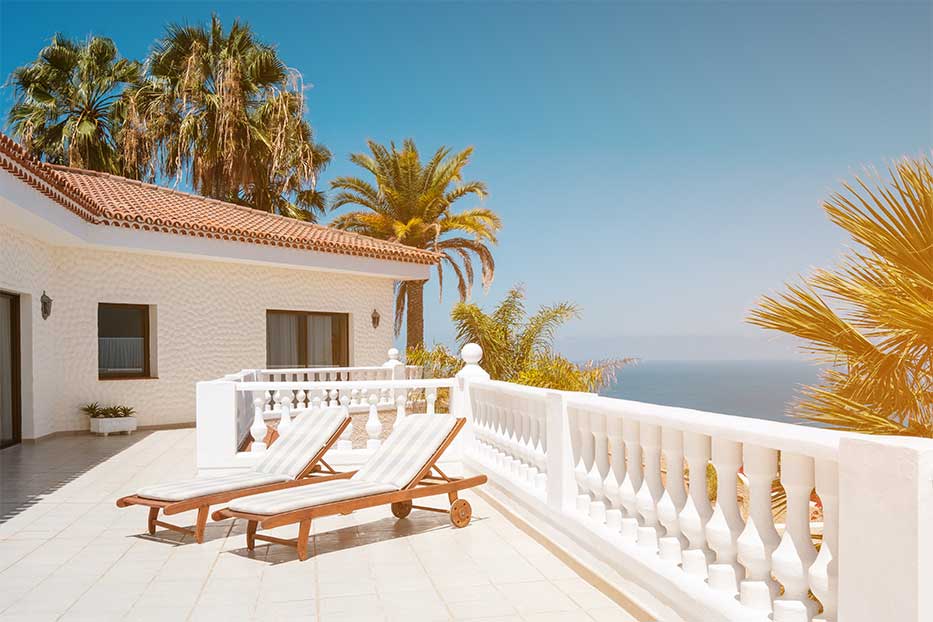 Rental in Spain with sunny terrace with sun beds of ocean view